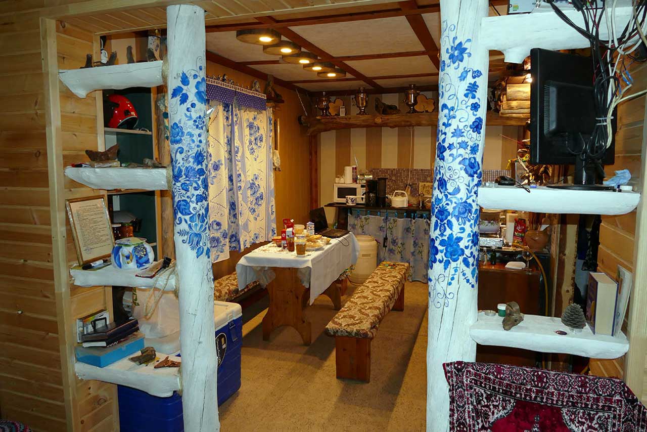 Cosy small guesthouse 'Siyaniye Khibin' accommodates 1 to 8 persons. It has sauna, jacuzzy under open sky. It is situated in Oktyabrsky. Close to Khibiny Mountains and Umba river - kola travel