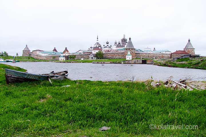 Explore the high lights of Karelia with visits to the open-air museum Kizhi and the pearl in the White Sea: the Solovetsky Islands. Start from Saint Petersburg.