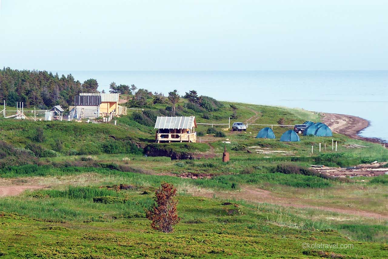 The camping 'Lodochny Ruchey' with 3 cottages is surrounded by forests and beaches on the south Tersky Coast of Kola Peninsula. An Amethyst mine and Varzuga with the beautiful wooden church are close.