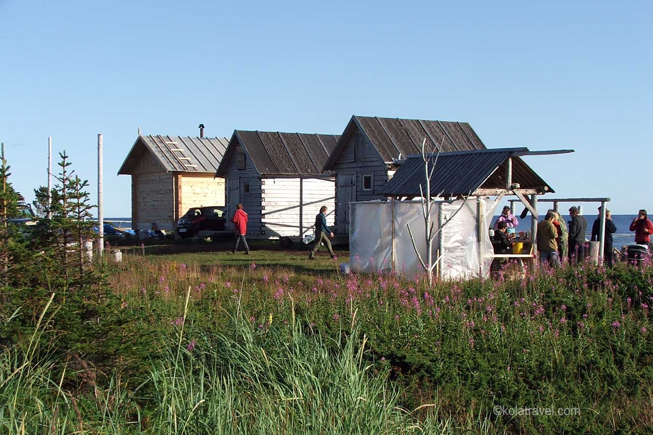 The camping 'Lodochny Ruchey' with 3 cottages is surrounded by forests and beaches on the south Tersky Coast of Kola Peninsula. An Amethyst mine and Varzuga with the beautiful wooden church are close.
